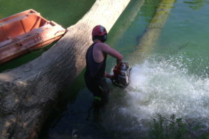 tronçonnage d’une grume créant une embâcle sur rivière