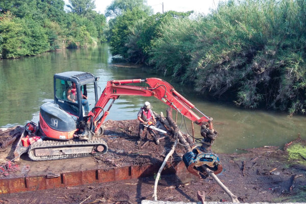 nettoyage de rivière à la pelle mécanique sur barge flottante