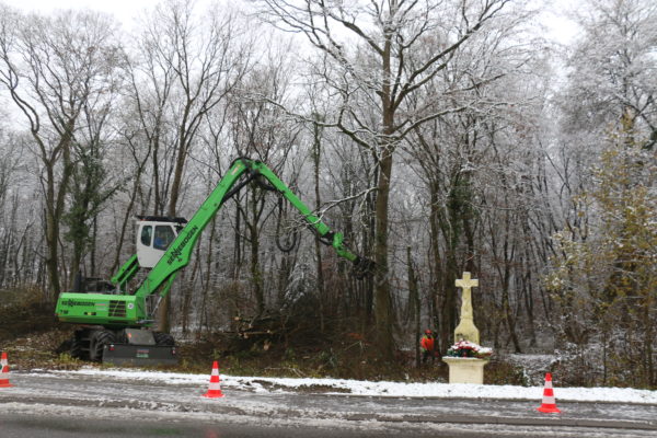 démontage mécanisé en bord de route départementale