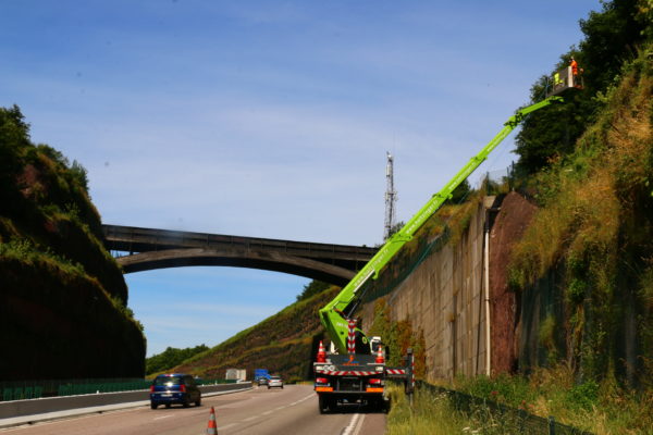 raitement phytosanitaire par nacelle et lance sur paroie rocheuse