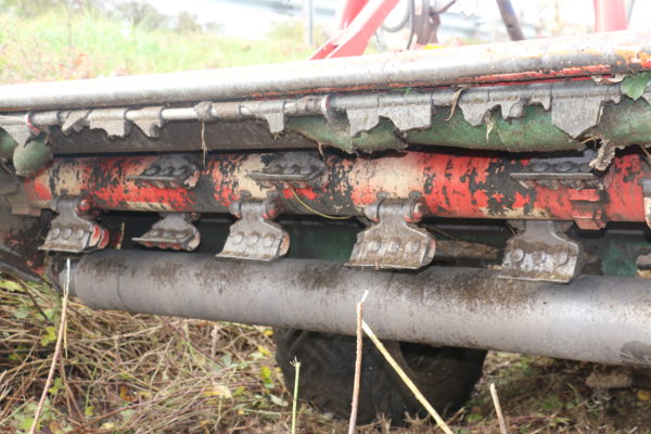 tracteur reform débroussaille en bordure de route