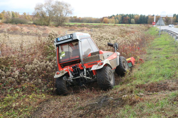 débroussaillage au tracteur reform et broyeur dans un talus