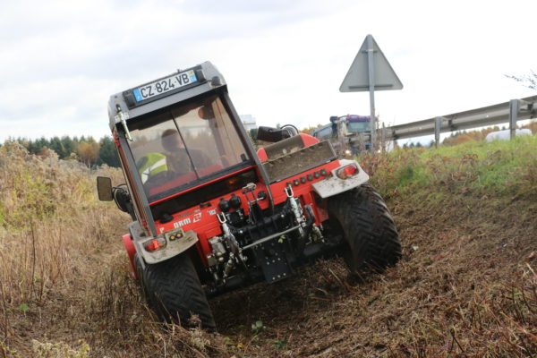 tracteur reform débroussaille un talus en bord d’autoroute