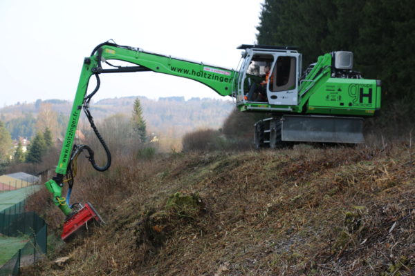 broyage de végétation en bord de chemin de fer à la pelle Sennebogen