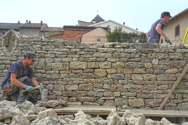 reconstitution du mur en pierres sèches