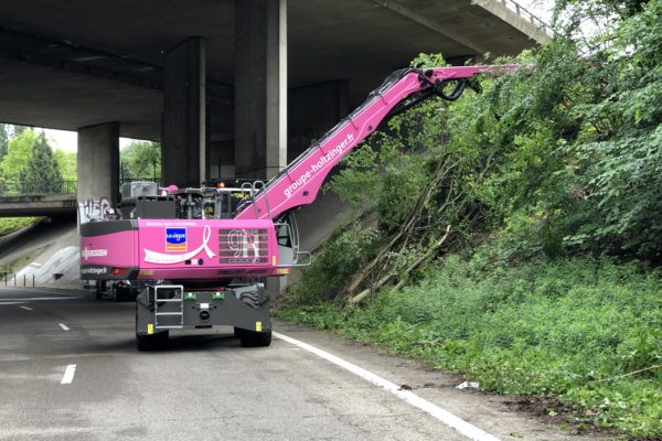 pelle sennebogen et sécateur débroussaille en bord de route